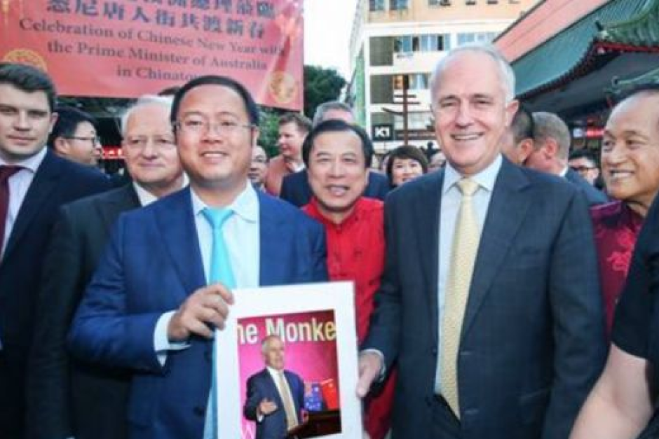 Huang Xiangmo (thứ 3 từ trái sang), Chủ tịch tập đoàn Yuhu, chụp ảnh cùng Thủ tướng Australia Malcolm Turnbull nhân dịp tết cổ truyền Trung Quốc ở Sydney đầu năm 2016 (Ảnh: ABC)