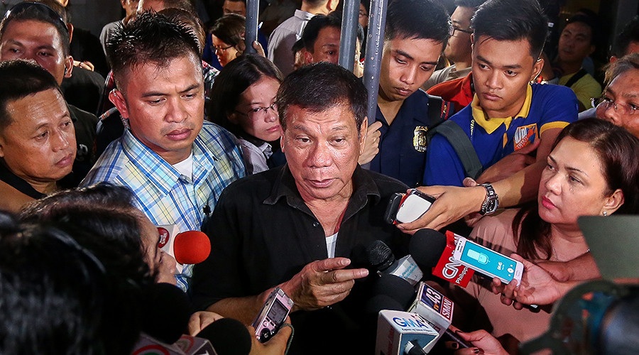Góc khuất sau cuộc chiến chống ma túy đẫm máu ở Philippines - 1 Tổng thống Philippines Rodrigo Duterte (giữa) trong vòng vây báo chí (Ảnh: AFP)