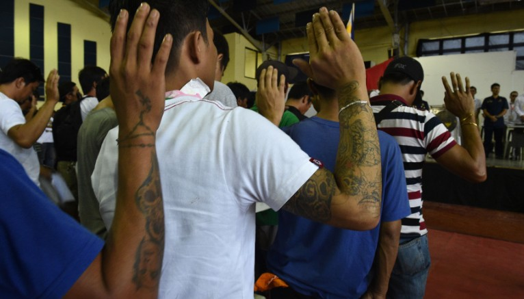 Các đối tượng buôn bán ma túy ra đầu thú tại sở cảnh sát ở Philippines (Ảnh: Getty)