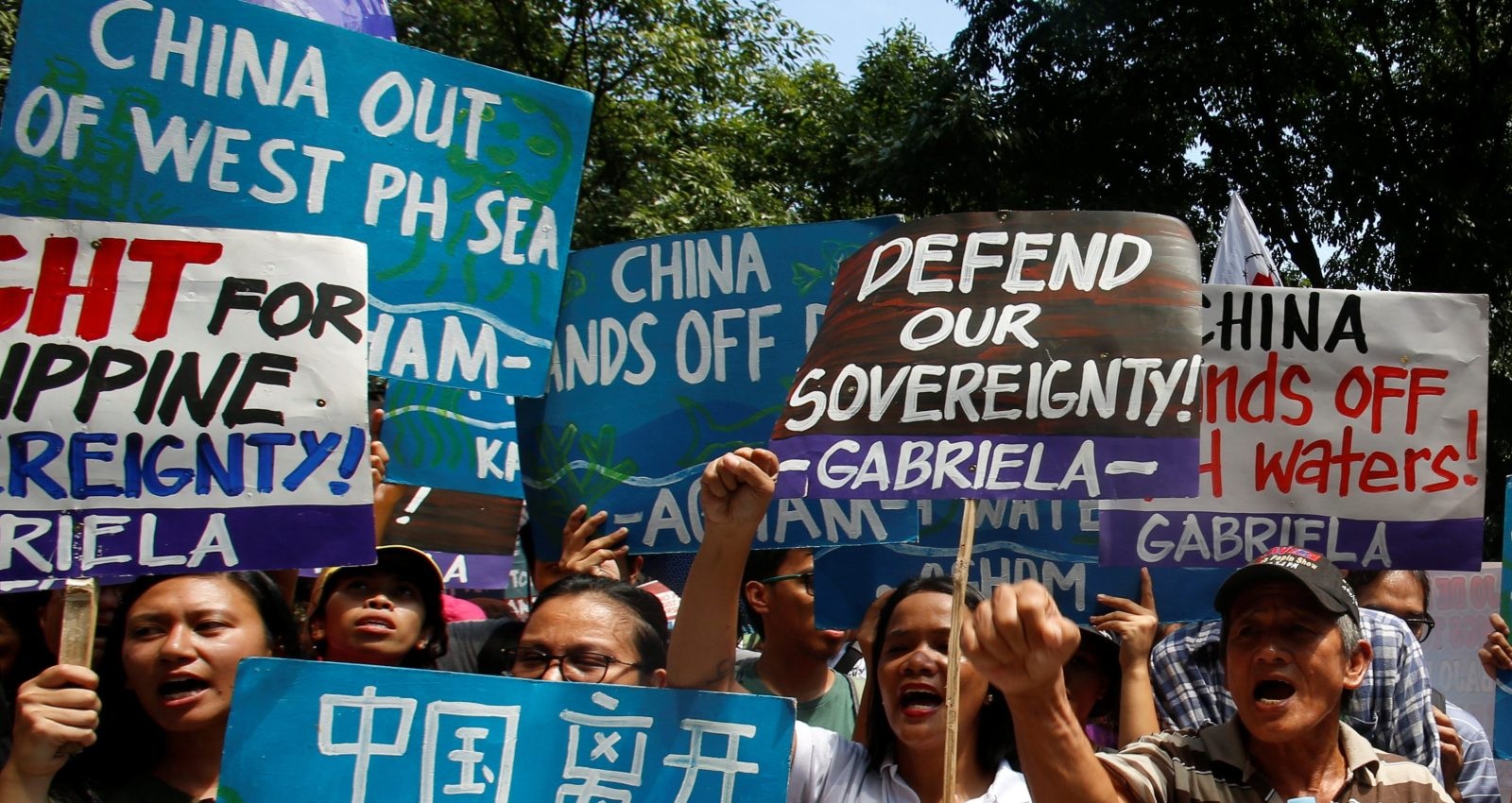 Báo Mỹ: Đã đến lúc đặt lại tên cho Biển Đông - 1 Người Philippines biểu tình phản đối hành động bành trướng của Trung Quốc trên Biển Đông. (Ảnh: Reuters)