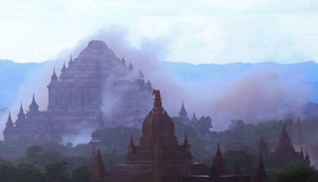 Gần 200 chùa cổ hư hại sau động đất mạnh ở Myanmar - 2 Cơ quan Khảo sát địa chấn Mỹ cho biết tâm chấn của trận động đất hôm 24/8 nằm cách thị trấn Chauk, phía nam cố đô Bagan, khoảng 25 km về phía tây. Trong ảnh: Đền Sulamuni ở Bagan chìm trong bụi sau khi động đất xảy ra (Ảnh: AFP)