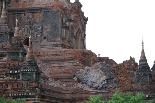 Gần 200 chùa cổ hư hại sau động đất mạnh ở Myanmar - 11 Theo Bộ Thông tin Myanmar, 3 nạn nhân thiệt mạng gồm 2 bé gái, lần lượt 7 và 15 tuổi, và một nam thanh niên 22 tuổi. Cảnh sát địa phương cho biết các nạn nhân thiệt mạng do nhà bị sập vào thời điểm động đất xảy ra. (Ảnh: AFP)