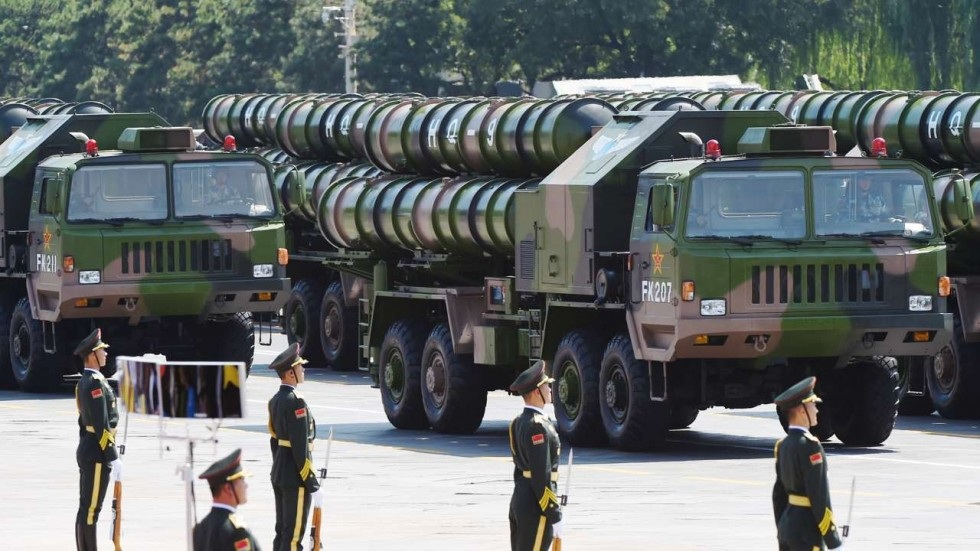 Trung Quốc khoe tên lửa mới đối phó hệ thống phòng thủ THAAD tại Hàn Quốc - 1 Hệ thống tên lửa đất đối không HQ-9 trong một cuộc diễu hành tại quảng trường Thiên An Môn vào tháng 9/2015 (Ảnh: AFP)