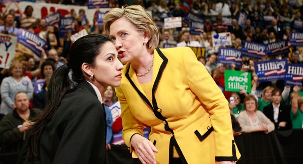 Bà Hillary Clinton và nữ trợ thủ đắc lực Huma Abedin trong một sự kiện năm 2008. (Ảnh: Politico)