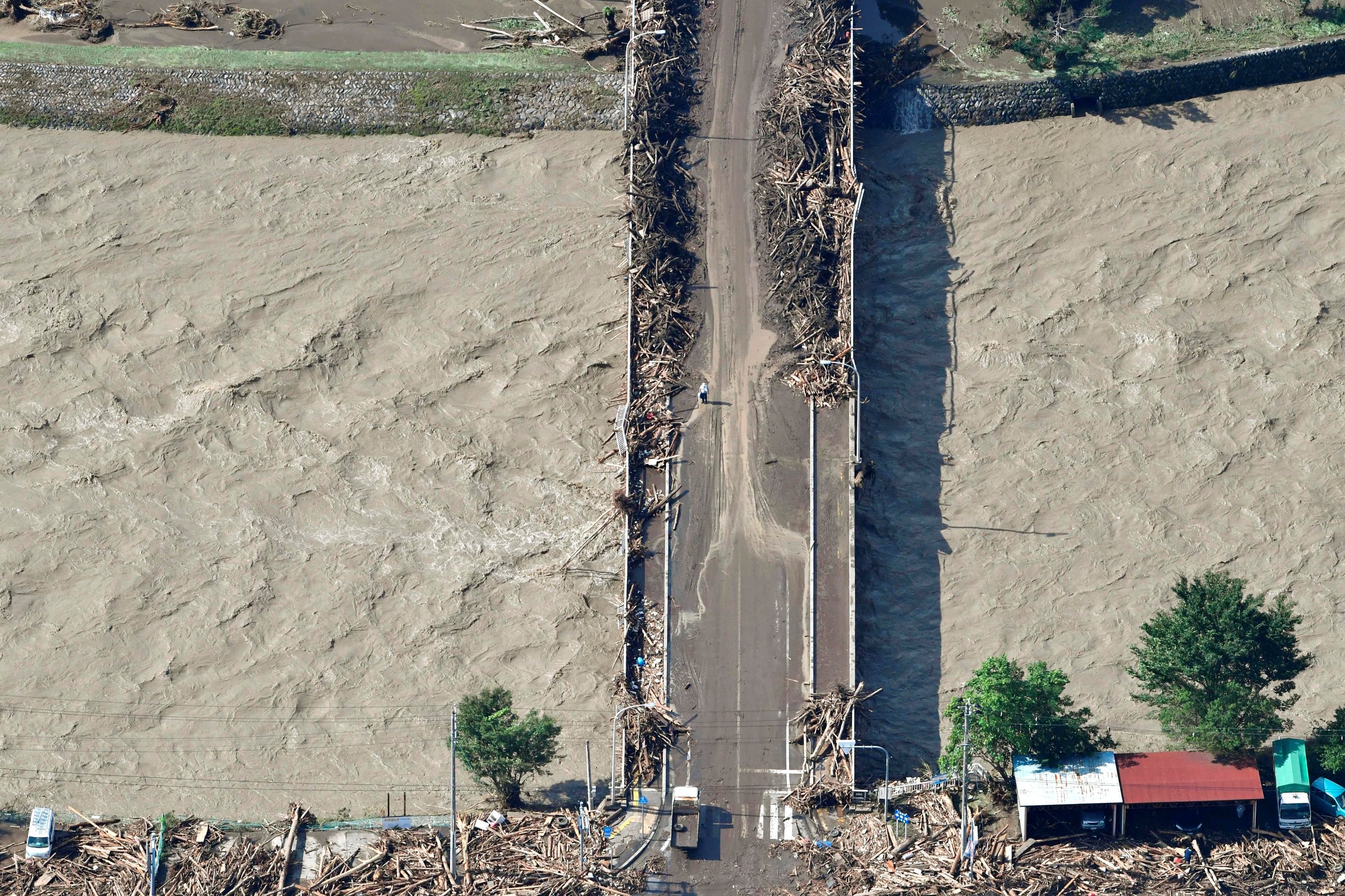 Ngày 31/8, thông báo của cơ quan khí tượng thủy văn cho biết bão Lionrock đã suy yếu khi hướng ra biển Nhật Bản.