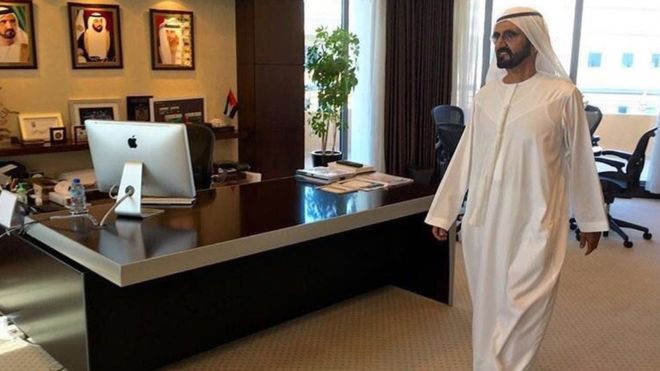 Quốc vương Dubai vi hành đột xuất, cho “nghỉ hưu non” 9 quan chức đi làm muộn - 1 Quốc vương Dubai Sheikh Mohammed Bin Rashid al-Maktoum tới thăm một văn phòng làm việc trống trơn hôm 28/8 (Ảnh: Mirror)