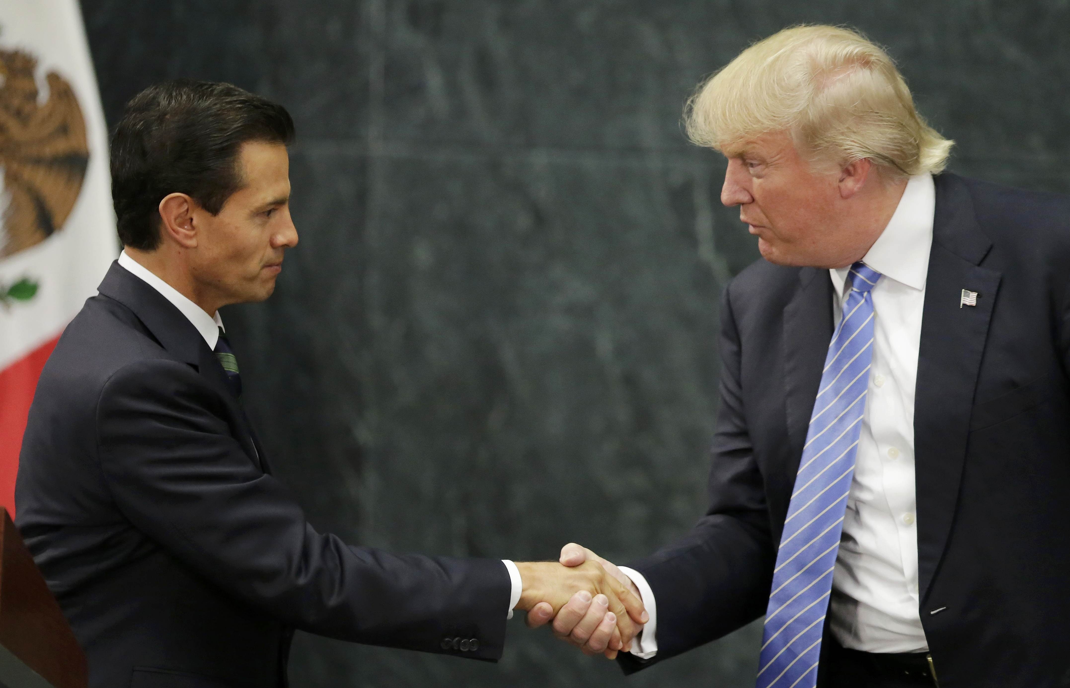 
Tỷ phú Donald Trump (phải) và Tổng thống Mexico Pena Nieto trong cuộc họp báo tại Mexico hôm 31/8 (Ảnh: Reuters)
