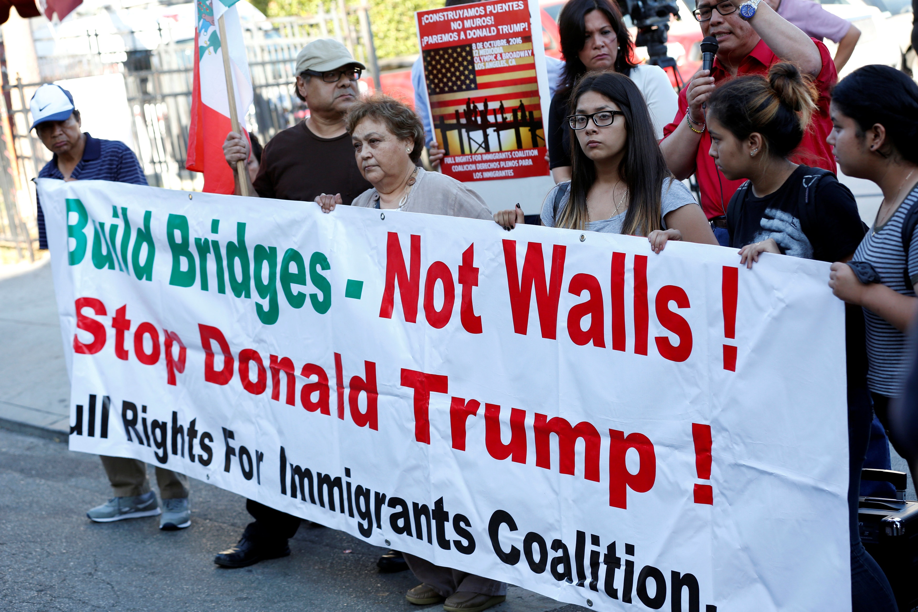 Người biểu tình tập trung trước cửa Lãnh sự quán Mexico tại California, Mỹ hôm 31/8 để phản đối đề xuất xây tường dọc biên giới hai nước của ông Trump (Ảnh: Reuters)