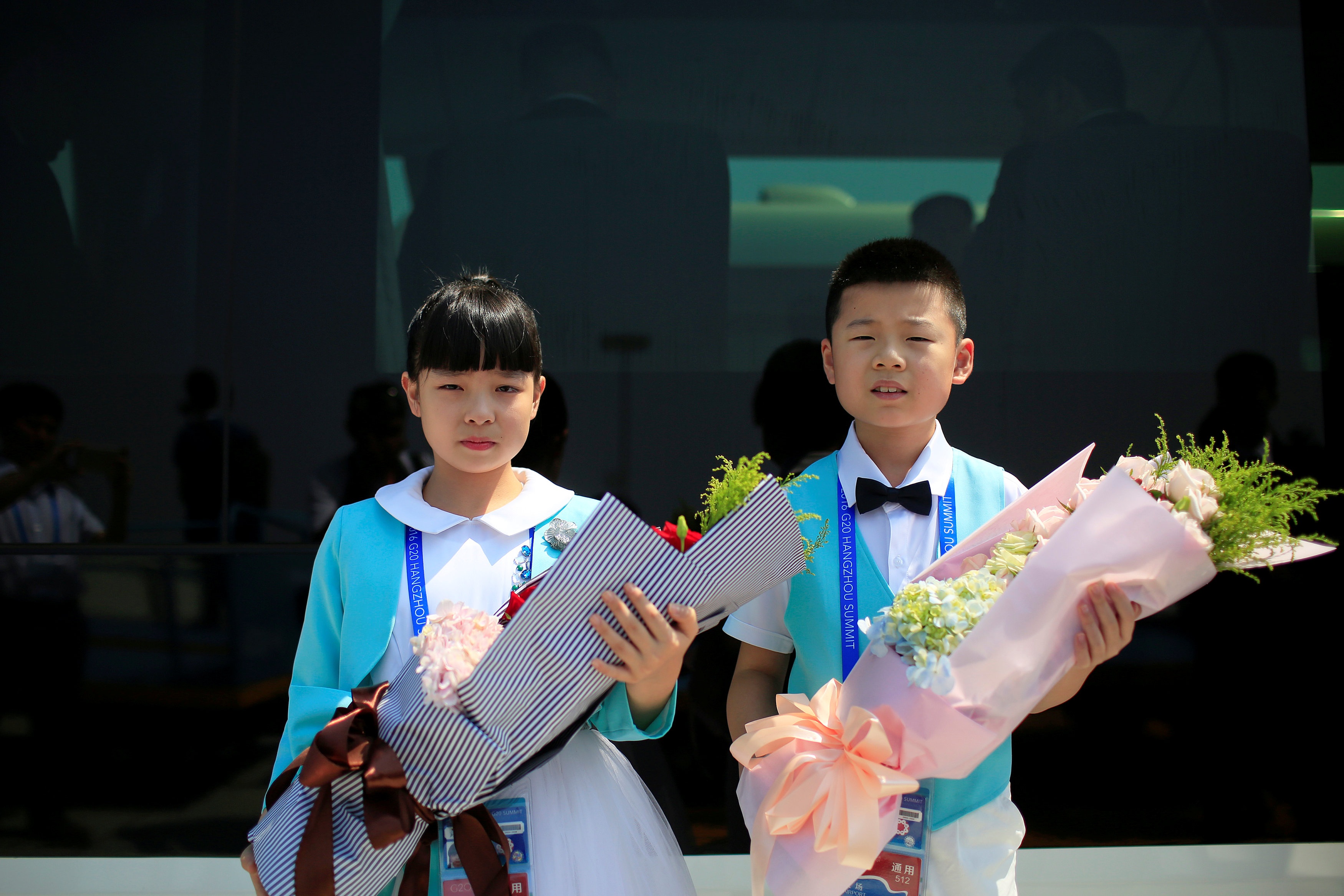 
Hội nghị G20 năm nay tổ chức tại thành phố Hàng Châu, Trung Quốc trong 2 ngày 4 và 5/9. Trong ảnh: Các em nhỏ mang hoa chào đón các lãnh đạo quốc tế tại sân bay quốc tế Hàng Châu, thành phố Hàng Châu.
