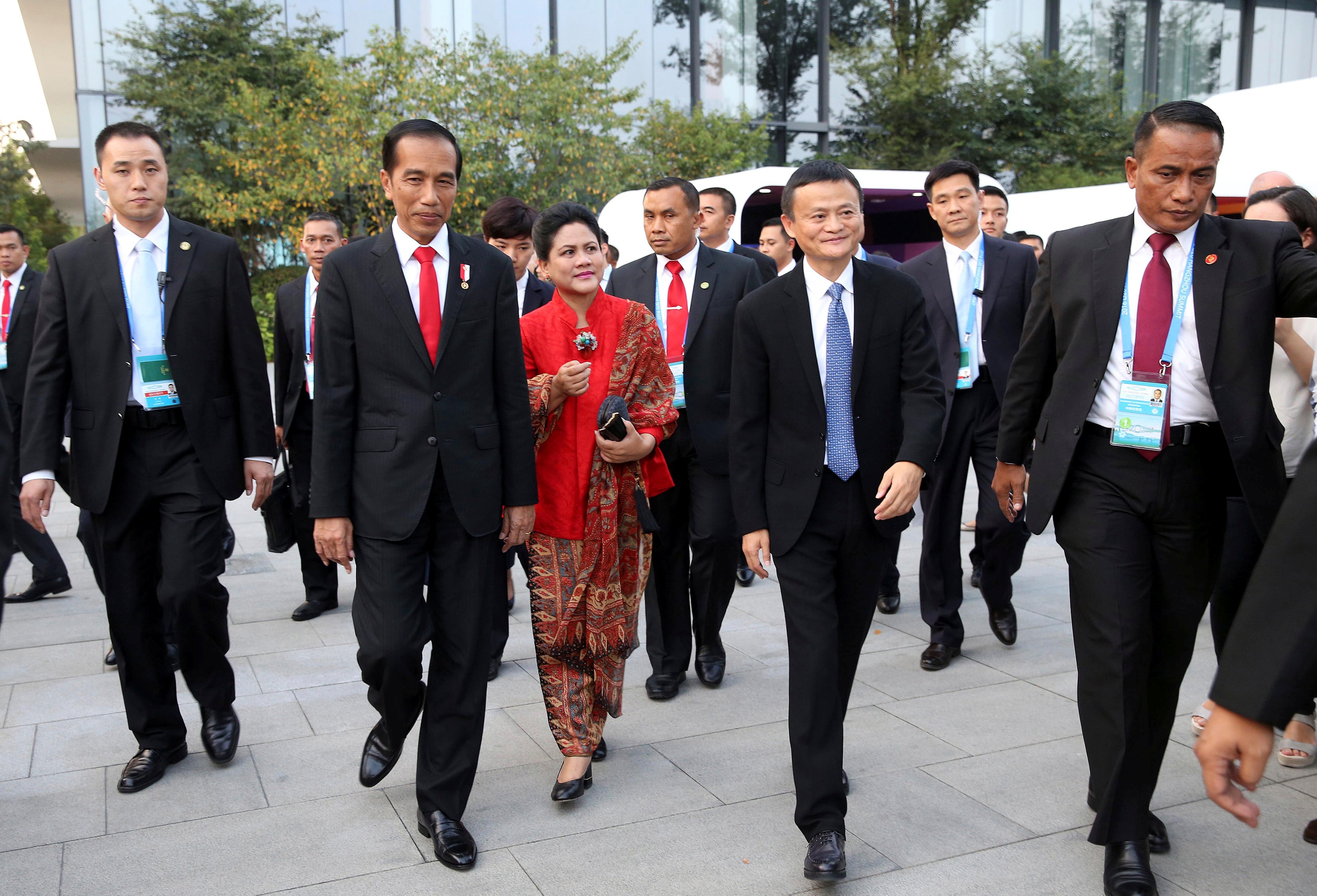 
Vợ chồng Tổng thống Indonesia Widodo cùng tỷ phú Jack Ma, nhà sáng lập tập đoàn Alibaba tới thăm một cơ sở của tập đoàn Alibaba ở Hàng Châu.
