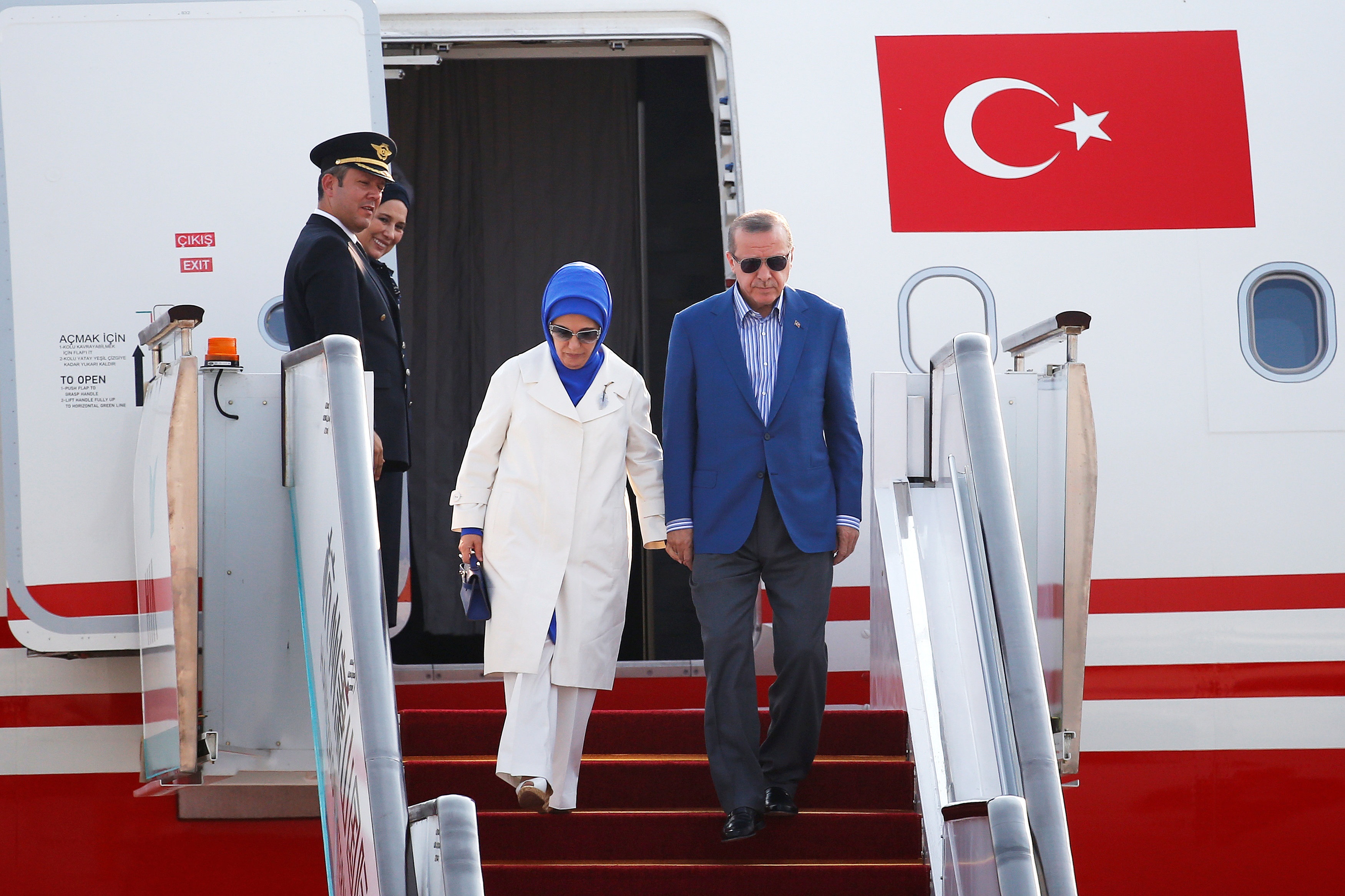 Tổng thống Thổ Nhĩ Kỳ Tayyip Erdogan và phu nhân bước xuống sân bay tại thành phố Hàng Châu