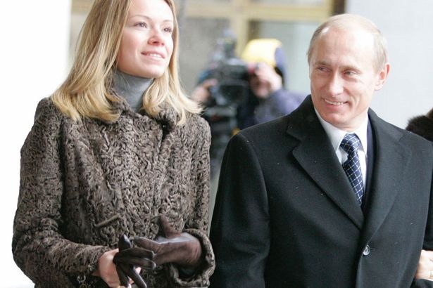 Tổng thống Putin chia sẻ về công việc của hai ái nữ - 1 Tổng thống Nga Vladimir Putin và Maria - con gái cả của ông. (Ảnh: Mirror)