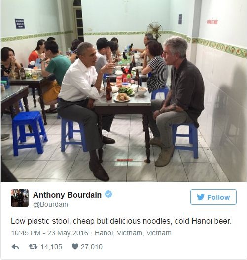 Đầu bếp Anthony Bourdain đăng bức ảnh ngồi ăn tối cùng Tổng thống Obama lên trang Twitter cá nhân (Ảnh chụp màn hình)