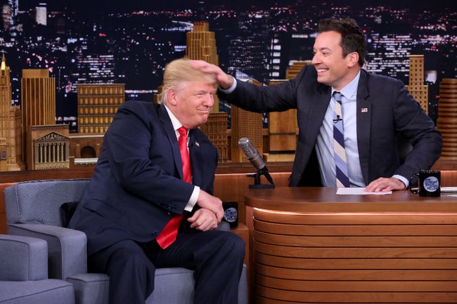 Tỷ phú Trump bị vò tóc ngay trên sóng truyền hình Mỹ - 1
Tỷ phú Trump trong chương trình The Tonight Show của đài NBC hôm 15/9 (Ảnh: ABC)