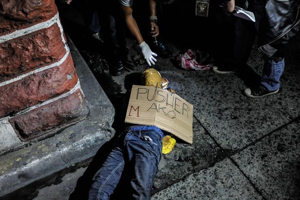Biệt đội sát thủ khét tiếng tại Philippines và “bóng dáng” của Tổng thống Duterte - 2 Nghi phạm buôn bán ma túy bị bắn chết ngay trên đường phố Philippines (Ảnh: Mirror)