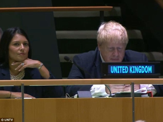Ngoại trưởng Anh Borish Johnson (phải) dán mắt vào điện thoại trong lúc Thủ tướng Theresa May phát biểu tại Đại hội đồng Liên Hợp Quốc (Ảnh: UNTV)