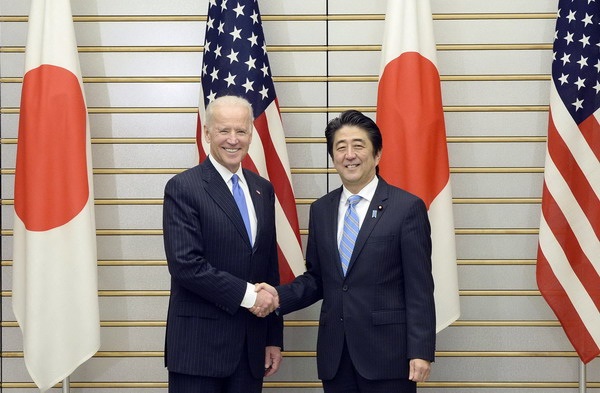 Mỹ - Nhật nhất trí tăng cường hợp tác trên Biển Đông - 1 Phó Tổng thống Mỹ Joe Biden (trái) bắt tay Thủ tướng Nhật Bản Shinzo Abe trong cuộc gặp tại Tokyo năm 2013 (Ảnh: Chinadaily)
