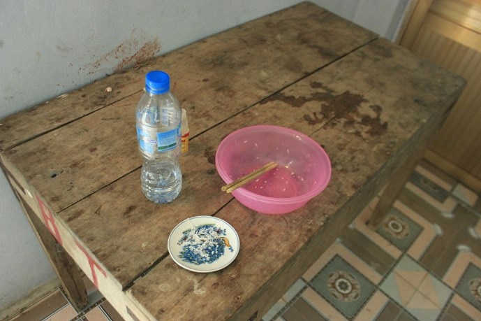 Cháu bé bị đánh, nhốt trong chùa: 4 ngày cho ăn 1 bát cơm với muối - 2
Trên bàn là bát cơm đã ăn hết và ít muối trắng cùng một chai nước.