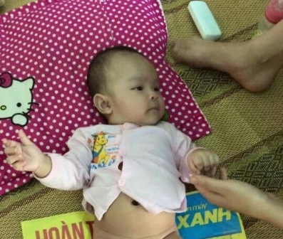 
Cháu bé bị bỏ rơi tại con ngõ cạnh quán nước
