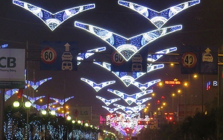 "Mớ rác" hàng chục tỷ treo lủng lẳng trên đầu dân - 1
Công trình hệ thống đèn LED 15 tỷ sáng rực rỡ trong dịp Tết Nguyên đán 2015. Trong ảnh là biểu tượng cánh chim Hải âu, bị đánh giá là phản cảm.
