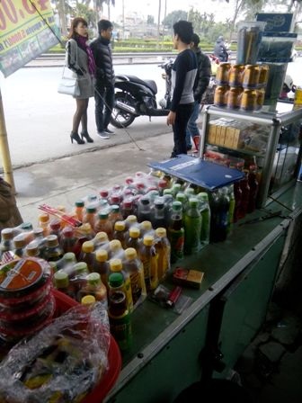 "Thế giới ngầm" khó tin trong hoạt động xe khách Hải Phòng - Hà Nội - 3
Một nhóm đối tượng ngồi ở quán nước làm nhiệm vụ giữ chân khách để lên đúng xe mà nhóm này chỉ định.