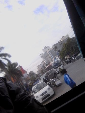 "Thế giới ngầm" khó tin trong hoạt động xe khách Hải Phòng - Hà Nội - 1
Đối tượng áo xanh đứng chặn xe khách của các hãng khác để các xe sau được bắt khách, vượt lên.