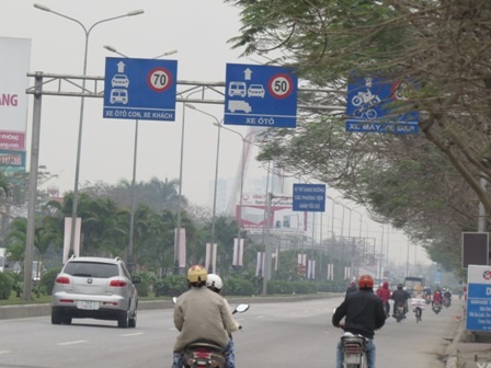 Hi hữu cung đường xe xi-nhan trái để... đi thẳng! - 1
Đường được phân làn rõ ràng...