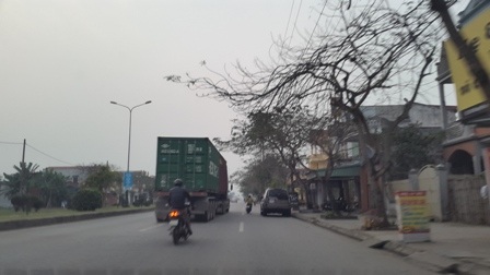 
Làn xe 2 bánh đã hẹp mà nhiều khi còn bị ô tô đậu chiếm gần hết.
