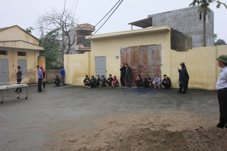 Người nhà bệnh nhân tập trung tại nhà xác bệnh viện yêu cầu mổ tử thi để tìm rõ cái chết bất thường của người thân