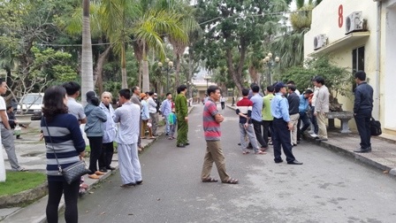 
Tại phòng họp Ban giám đốc hàng chục người nhà vẫn tiếp tục tập trung đòi câu trả lởi từ bênh viện
