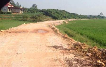 Doanh nghiệp tự lập trạm thu phí trên... đường đất - 1
Con đường do dân hiến đất, doanh nghiệp tự nguyện hỗ trợ kinh phí, khá nhếch nhác nhưng lại bị thu phí.