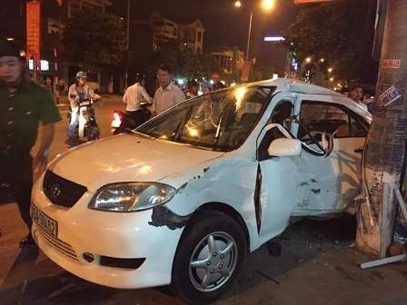 Xe ô tô "phá tan" quán ốc, 4 người nhập viện - 2 Sau khi lao vào quán ốc, chiếc xe tông mạnh vào cột điện rồi mới dừng lại (ảnh CTV)