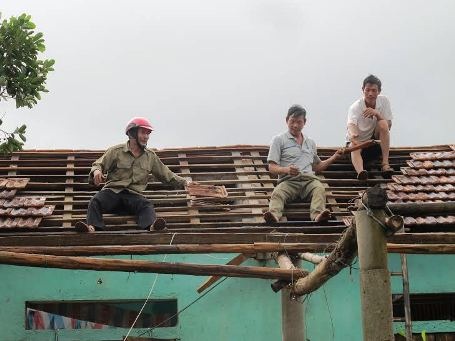 2 người chết, mất tích do mưa lũ, hàng chục ngôi nhà tốc mái - 1 Hàng chục căn nhà tốc mái do lốc xoáy
