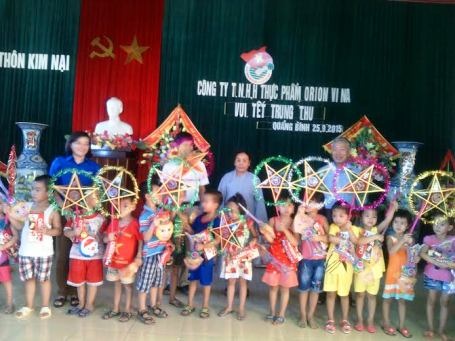 Những món quà ý nghĩa đêm Trung thu đến với trẻ em nghèo - 4 Hơn 400 quà gồm bánh kẹo, đồ chơi với tổng trị giá 28 triệu đồng đến với trẻ em tại hai huyện Quảng Ninh và huyện Lệ Thủy.