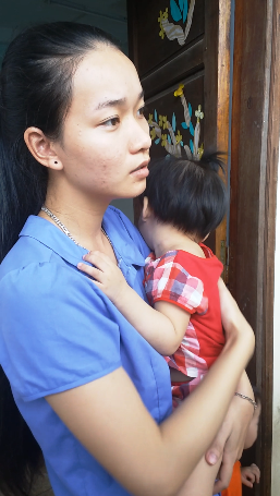 Cô nuôi vụ trẻ bị trói tay chân: “Em không nhét khăn vào miệng cháu” - 2
Cô Nguyễn Tú Anh: Em chỉ lau mũi cho cháu thôi, em không nhét khăn vào miệng....