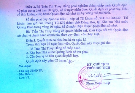 Vụ trẻ bị cô giáo trói tay chân: Xử phạt 22,5 triệu đồng, giải thể Mầm non Sơn Ca - 2 Cuối giờ chiều nay, 8/10, UBND thành phố Đồng Hới đã ra quyết định xử phạt hành chính đối với bà Trần Thị Thuý Hằng, chủ cơ sở Mầm non Sơn Ca (Ảnh: Đặng Tài)
