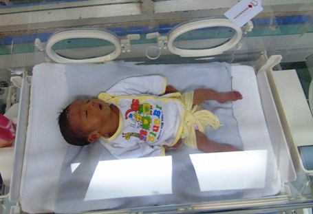 Mẹ mất, nữ sinh lớp 9 lóng ngóng chăm em hơn nửa tháng tuổi tại bệnh viện - 4 Mới sinh ra, bé Tuấn Kiệt đã mồ côi mẹ. Giờ đây, em đang được chăm sóc trong lồng kính, sức khỏe còn yếu, chỉ nặng 2kg và nghi bị tim bẩm sinh