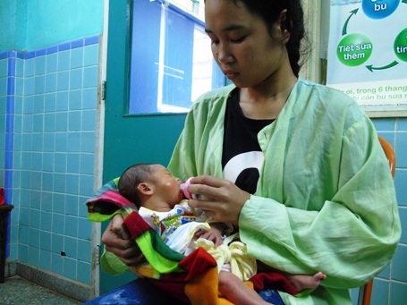 Mẹ mất, nữ sinh lớp 9 lóng ngóng chăm em hơn nửa tháng tuổi tại bệnh viện - 1 Mẹ mất nên Hương và bà nội ngày ngày phải đi xin sữa khắp nơi để nuôi em hơn nửa tháng tuổi ở bệnh viện