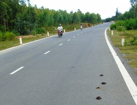 Nhiều khu khách đến viếng mộ Đại tướng rất bức xúc khi phải chứng kiến hình ảnh phản cảm này