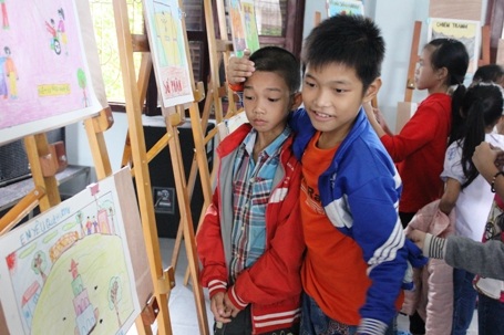 Quảng Bình: Trẻ em vẽ tranh về người khuyết tật - 1 Cuộc thi là cơ hội để những đứa trẻ sinh ra không được may mắn có cơ hội giao lưu, học hỏi