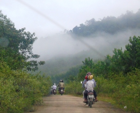 Cảm động cảnh thầy cô dậy sớm đưa đón học trò tới trường - 2 ... con đường ngoằn nghèo vẫn còn chìm trong màn sương
