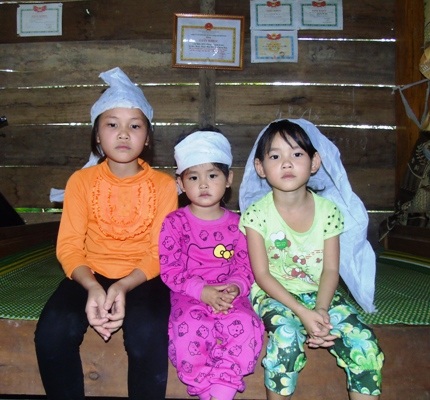 Thương cảnh 4 ông cháu chia nhau gói mỳ tôm sống qua ngày - 3 Dù hoàn cảnh gia đình rất khó khăn nhưng 3 chị em Diệu Linh rất chăm ngoan và học giỏi