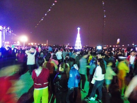Dòng người nườm nượp đổ ra đường đón Noel - 66 Dòng người nườm nượp đổ ra đường đón Noel - 66
