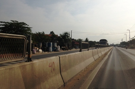 Hàng loạt tấm lưới chống lóa trên QL 1A đoạn qua địa bàn huyện Bố Trạch và Quảng Trạch bị người dân tháo dỡ để băng qua đường