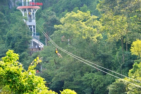 Dịch vụ Zip-line khám phá Phong Nha - Kẻ Bàng đang hút khách (Ảnh: Đặng Tài)