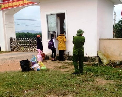 Nước mắt người thân trước cổng trại giam ngày giáp Tết - 3 Lóng ngóng được nhanh vào thăm người thân
