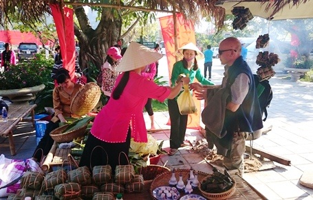 Nhộn nhịp khách Tây đến với Hội chợ Tết quê - 4 Ngoài ra, các đặc sản như bánh chưng, bánh lọc... cũng được những vị khách nước ngoài ưa chuộng