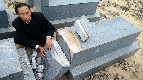 Hàng chục bia mộ bị đập phá tan hoang trong đêm - 4
Người dân thôn Xuân Hòa đang rất mong các cơ quan chức năng sớm tìm ra thủ phạm.