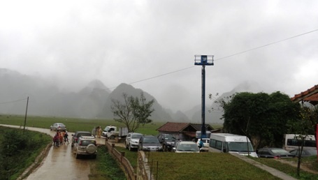 Trâu, bò không thả rông, người dân “giữ ý” cho phim trường King Kong 2 - 2 Trước cửa văn phòng Oxalis tại thôn Yên Thọ, xã Tân Hóa, lực lượng công an chốt chặn rất nghiêm ngặt