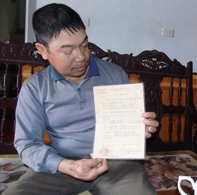 Người lính Gạc Ma ôm chặt cờ Tổ quốc ngã xuống... - 2
Cựu binh Nguyễn Văn Thống cầm trên tay tờ giấy báo tử của chính mình.